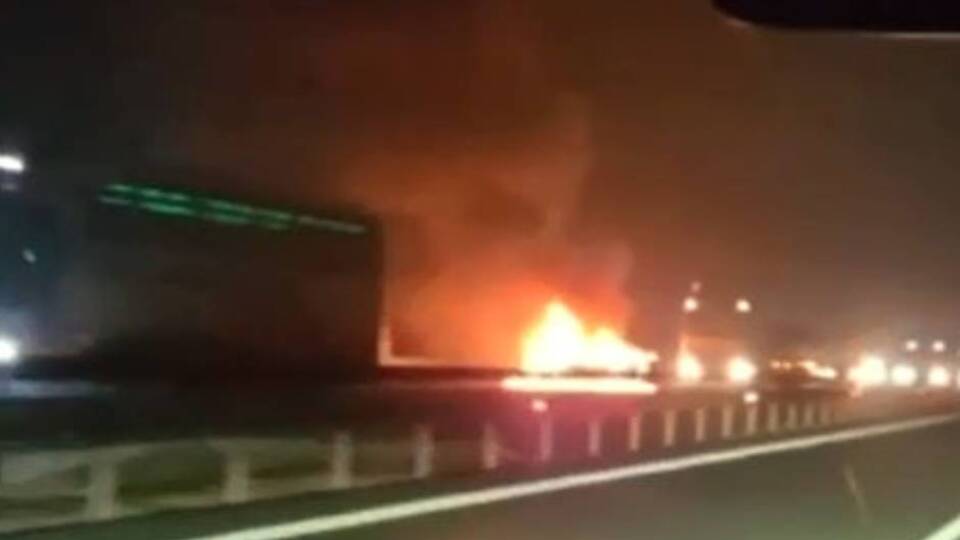 Bariyere çarpan otomobil alev aldı: 3 ölü, 1 yaralı