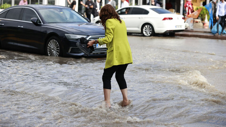 Meteoroloji'den yarın için uyarı! Ankara, İstanbul, İzmir'de yağmur! 5 bölgede sağanak!