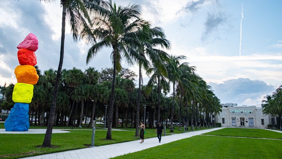 The Bass Çağdaş Sanat Müzesi'nde davet