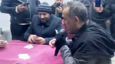 Hem şarkı söyledi hem kağıt oynadı