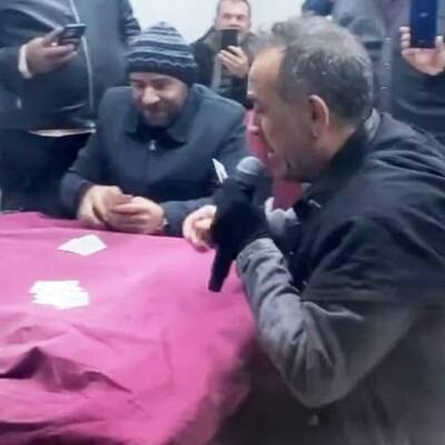 Hem şarkı söyledi hem kağıt oynadı