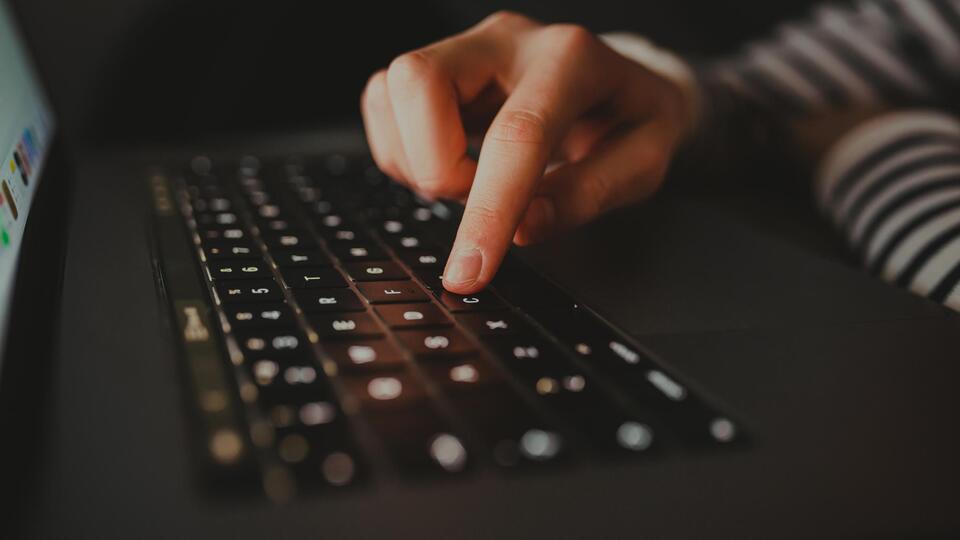 Ayrıldığı sevgilisinin çıplak görüntülerini yayan erkeğe 420 bin euroluk haciz   