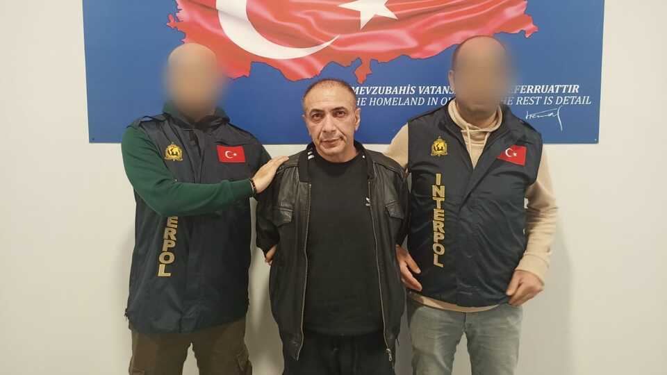 Kırmızı bültenle aranıyordu, Türkiye'ye getirildi