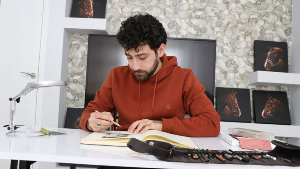 Duygularını resimle ifade ediyor