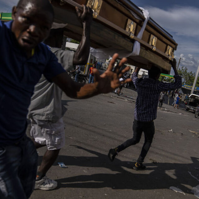 Haiti'de çete saldırısında 12 kişi yakılarak öldürüldü