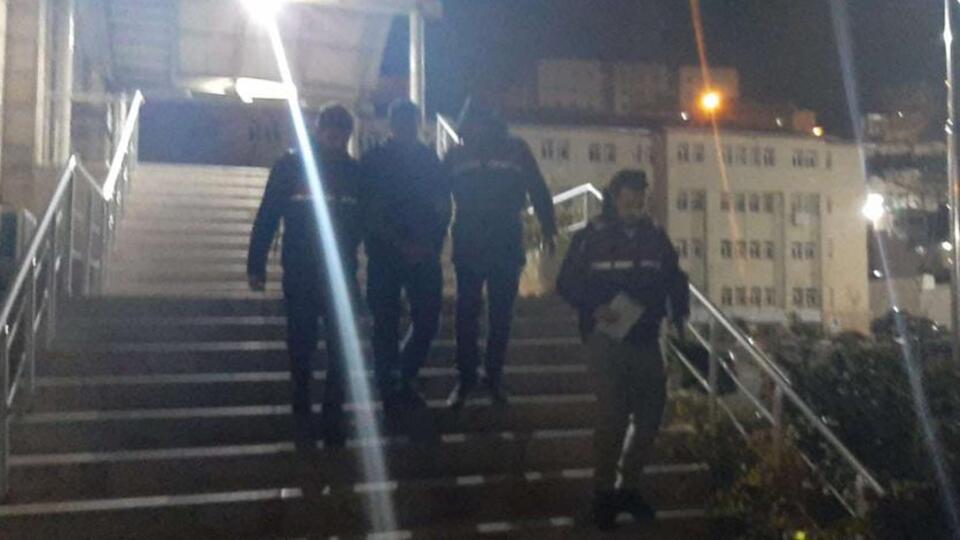 TIR dorsesinin altında yakalandı!