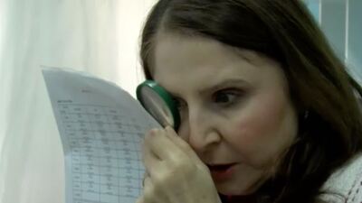 Yüzde 65 görme engelliydi! Bir büyütece hayatı sığdırdı!