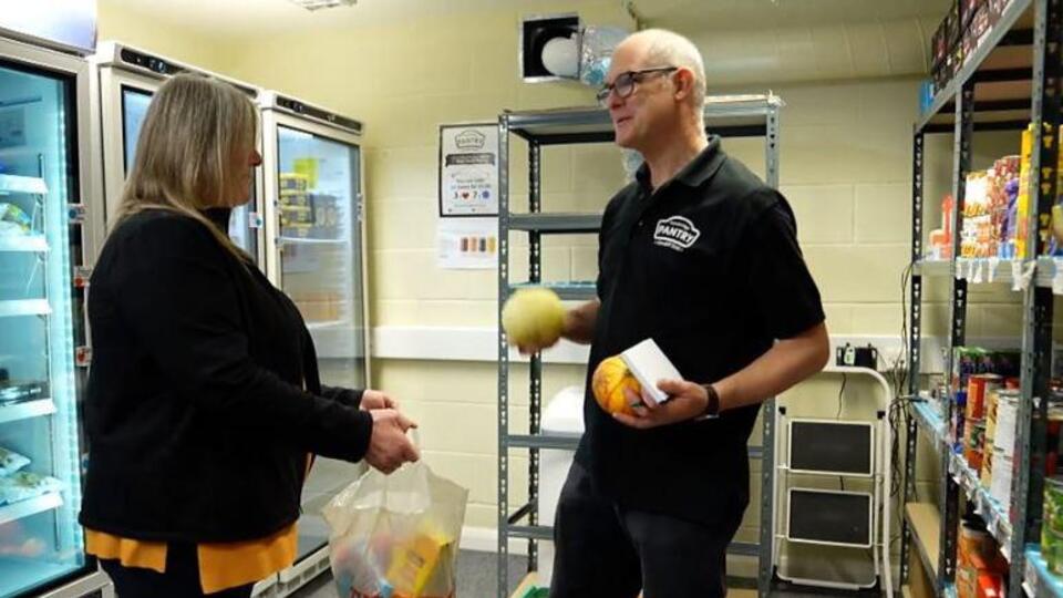 Galler'de yardım kuruluşu görevlisi, insanların yokluktan evcil hayvan maması yediğine tanık olduğunu söyledi