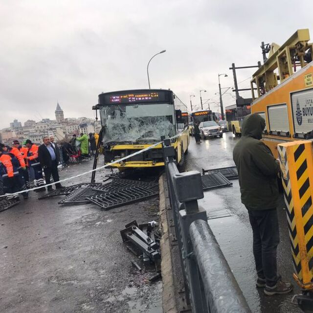 İETT otobüsü parmaklıklara çarptı! 3 yaralı
