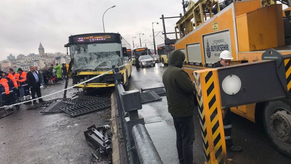 İETT otobüsü parmaklıklara çarptı! 3 yaralı