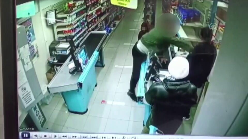 Telefonunu kaybedince kasiyeri darp etti!