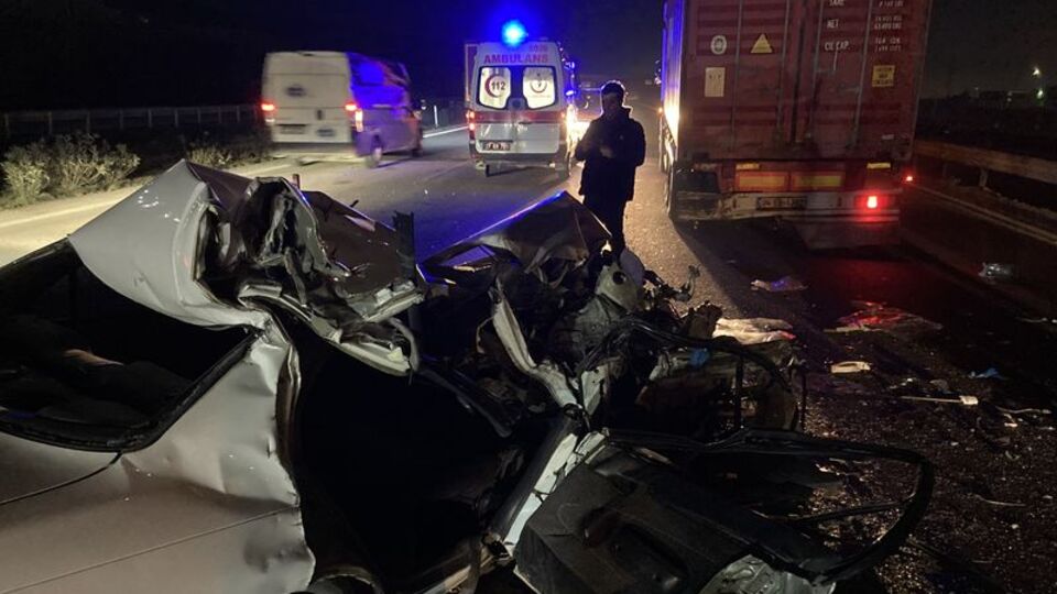 TIR'la otomobil çarpıştı! 2 ölü, 5 yaralı