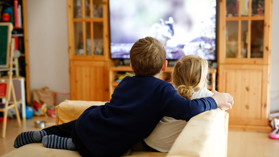 Televizyonu çok izleyen çocukları bekleyen tehlike