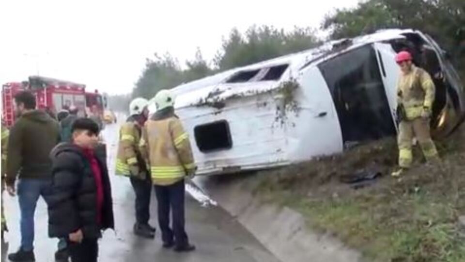 Eyüpsultan'da minibüs devrildi! Yaralılar var!