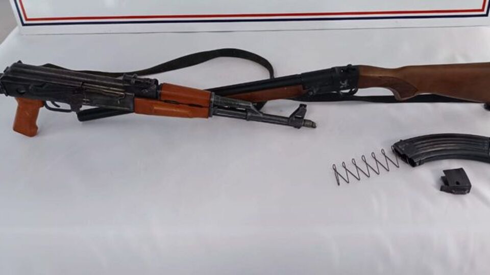 Evde uzun namlulu silah ve av tüfeği bulundu