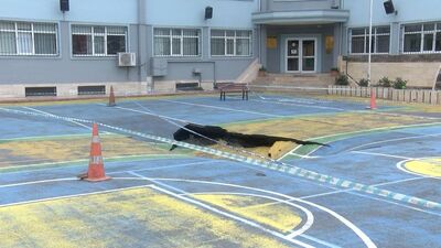 Bakırköy'de okul bahçesinde çökme!