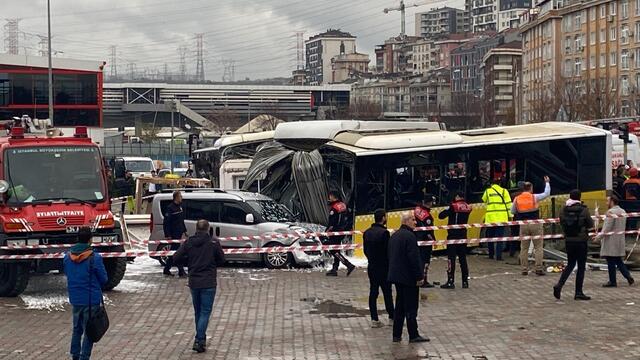 İETT otobüsü ile tramvay çarpıştı! Yaralılar var