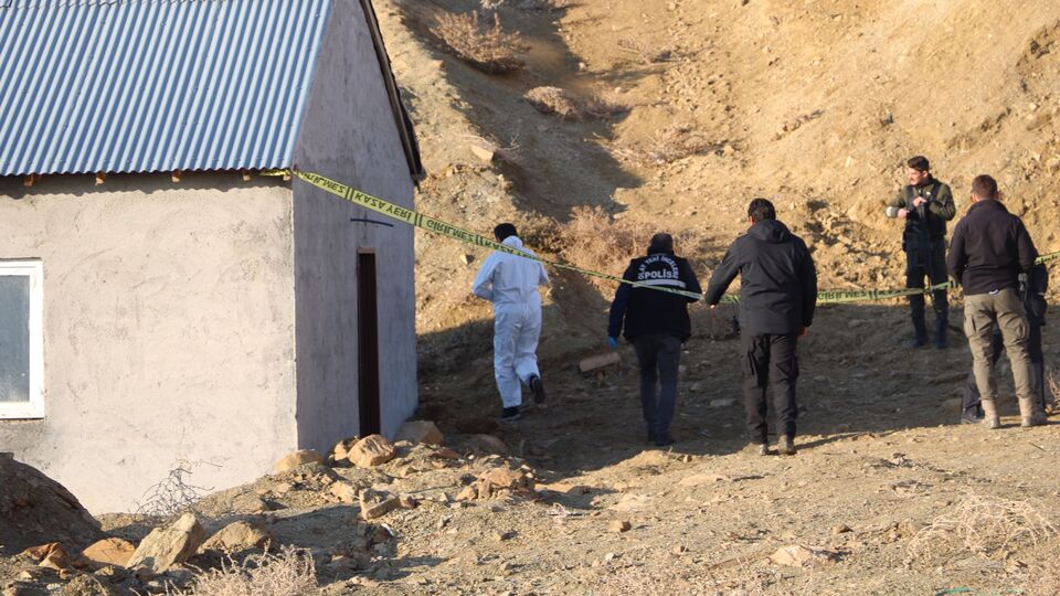 Silah sesi yankılandı! Eşini ve doktor yeğenini öldürdü