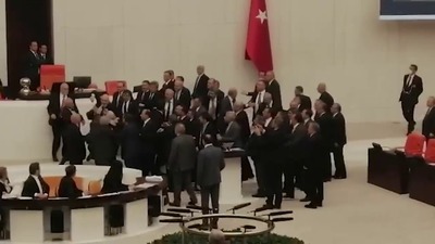 Meclis'te "yumruklu" kavga!