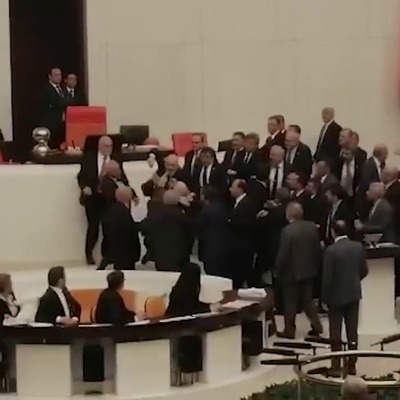 Meclis'te "yumruklu" kavga!