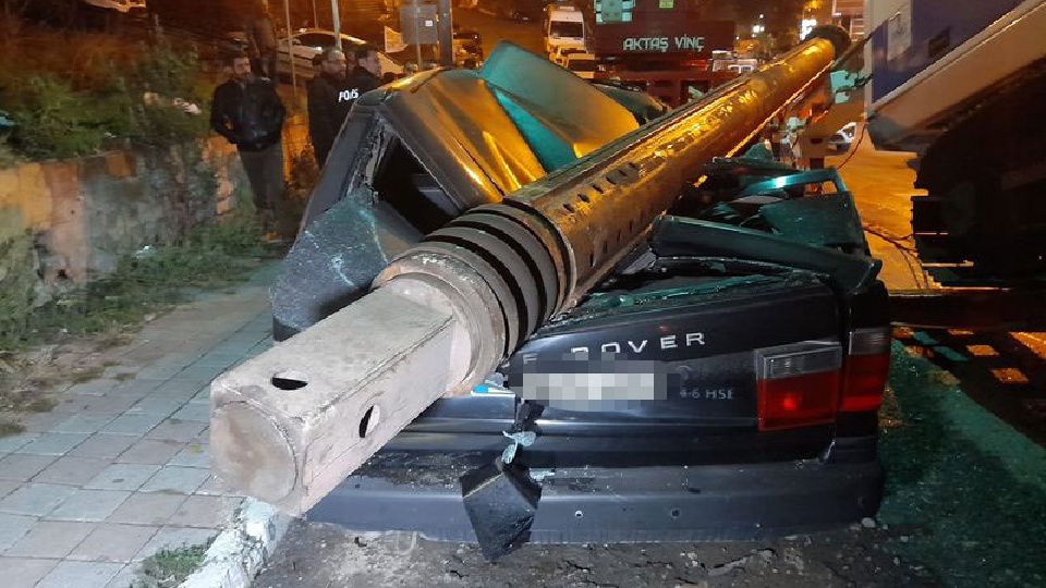 İstanbul'da faciadan dönüldü! Cip pert!