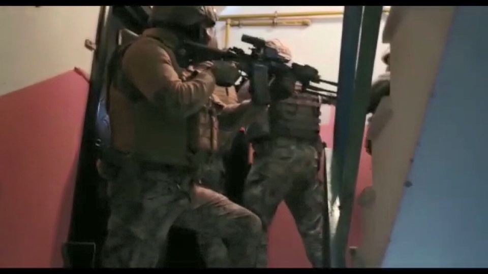 İki kişiyi kaçırıp işkenceyle ev ve arabalarına el koydular!