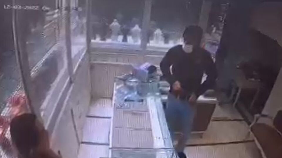 Kuyumcuya silahlı soygun girişimi kameraya yansıdı