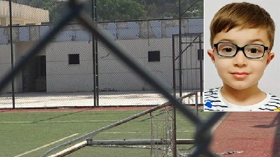 Üzerine kale direği düştü! Korkunç olay!