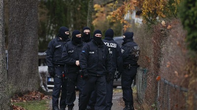 Almanya'da darbecilerle ilgili operasyonlar sürüyor