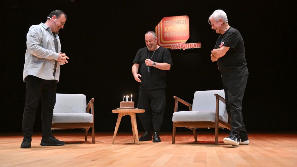 Cem'den ağabeyine pasta sürprizi