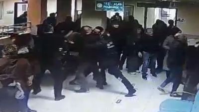 Doktora darpta yeni görüntü! Baba ve oğlu birden saldırdı