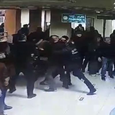 Doktora darpta yeni görüntü! Baba ve oğlu birden saldırdı