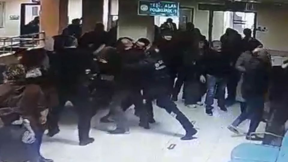 Doktora darpta yeni görüntü! Baba ve oğlu birden saldırdı