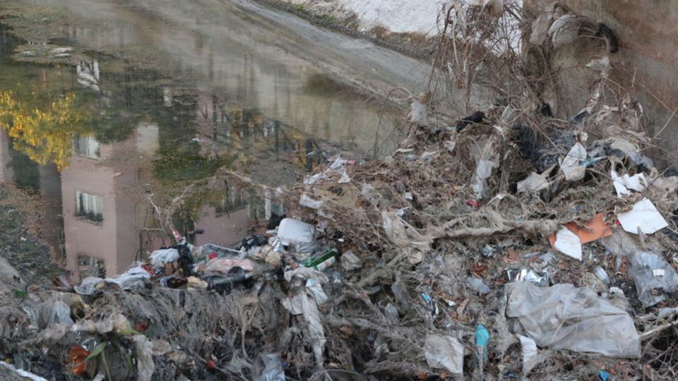 Suyu kesilen kanallar çöplük oldu