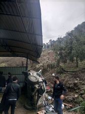 Otomobil şarampole devrildi! 7 yaralı