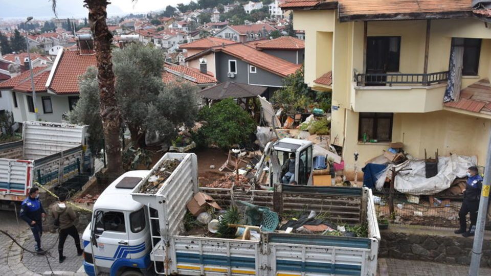 Marmaris'te bir evde çok sayıda kedi ve köpek ölüsü bulundu