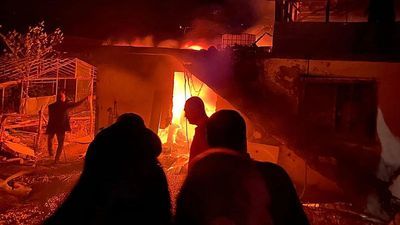 Depremden kurtarılan eşyalar, yangında küle döndü