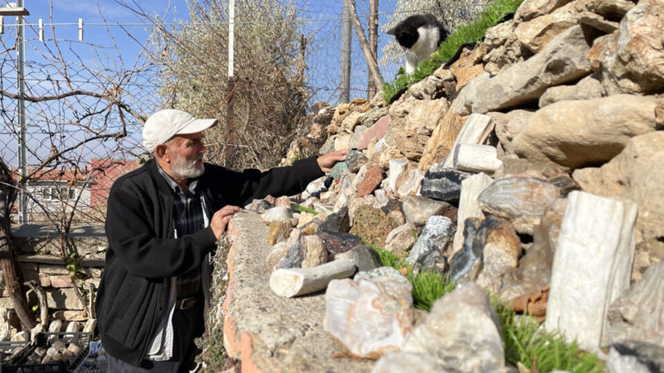 Evine sığdıramadı, bahçesini 'müze'ye çevirdi