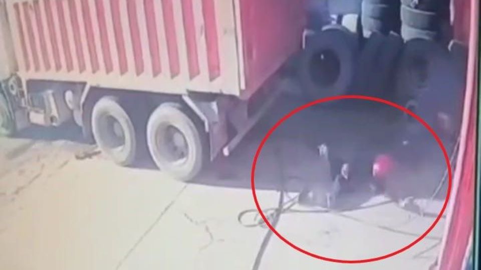 Kamyonun lastiğine hava basıyordu... Lastikçi havaya uçtu!