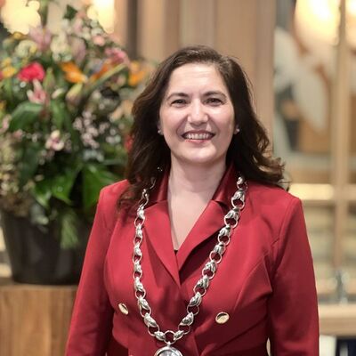 Hollanda'da bir ilk! Belediye başkanı seçildi