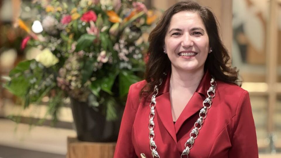 Hollanda'da bir ilk! Belediye başkanı seçildi