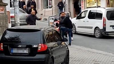 Magandadan motosikletliye baltalı tehdit!