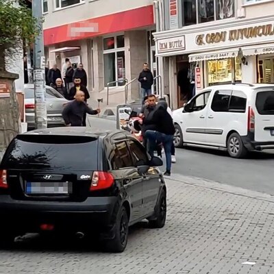 Magandadan motosikletliye baltalı tehdit!