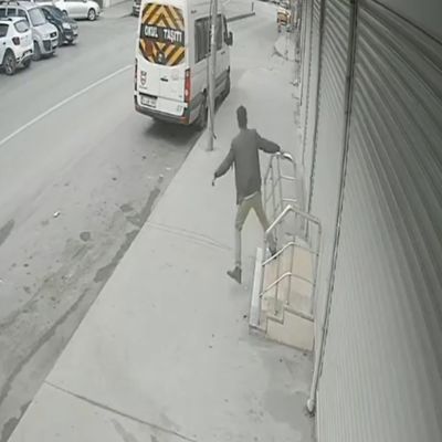 Akılalmaz hırsızlık! Korkulukları tekmeyle kırıp çaldı