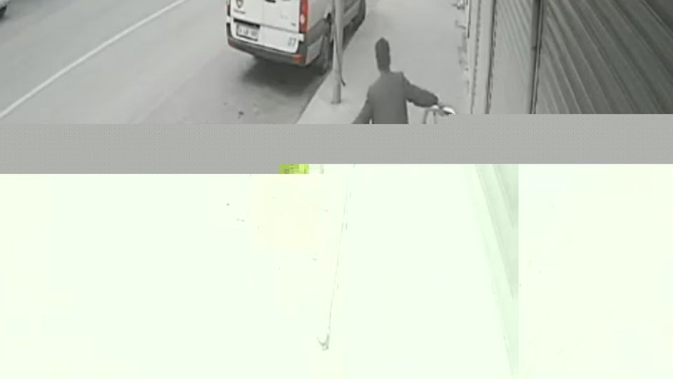 Akılalmaz hırsızlık! Korkulukları tekmeyle kırıp çaldı