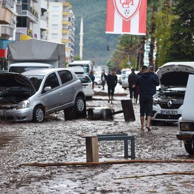 Kumluca'da sel felaketi! Bakanlar afet bölgesinde! İşte selin faturası