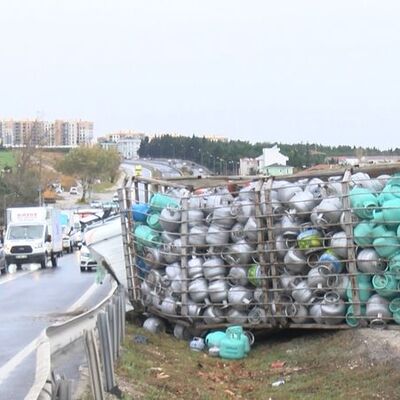 İstanbul'da faciadan dönülen kaza trafiği kilitledi