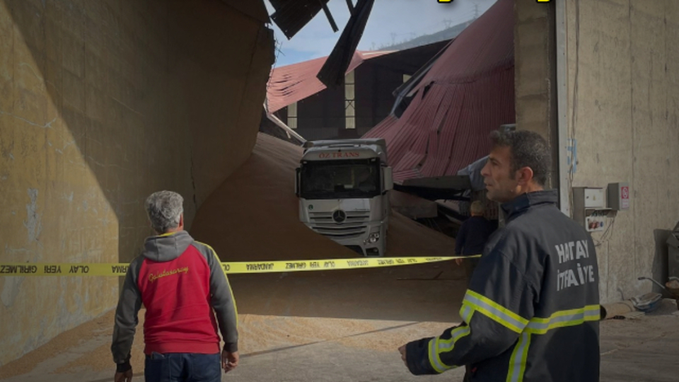 İnanılmaz ölüm! TIR'ın üzerine çatı çöktü