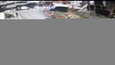 Yolcu şoförü vurdu! Minibüs kontrolden çıktı