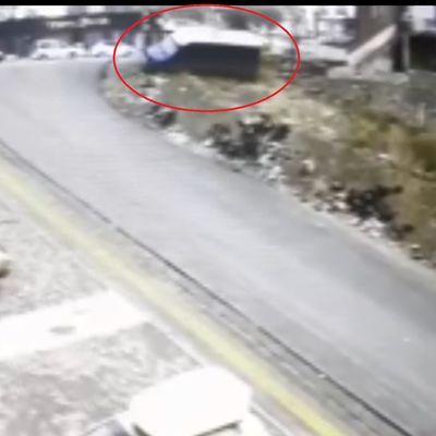 Yolcu şoförü vurdu! Minibüs kontrolden çıktı